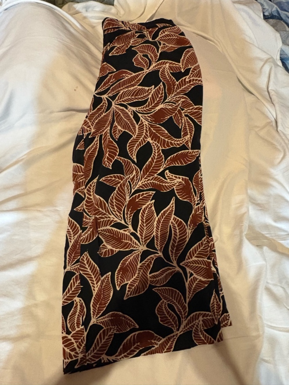 NFS-SOLD-ABAGLIEN 
High-Waist Black Skirt with Brown Leaf Print